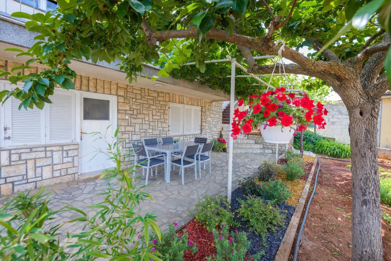 Apartment Tesic Close To The Sea With Shared 4Xbicycles Fažana Exterior foto